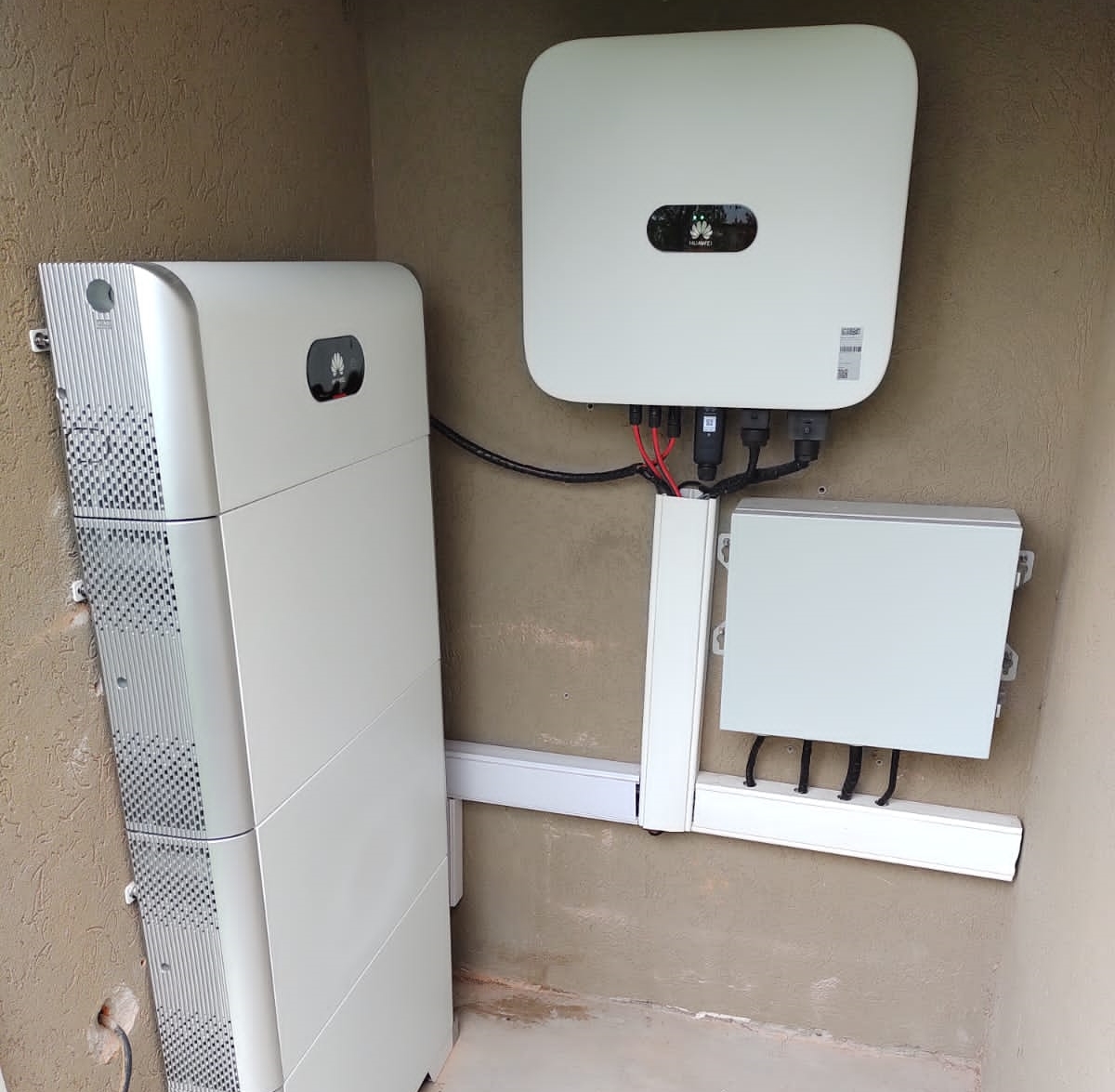 Inversor fotovoltaico y rack de baterías de litio