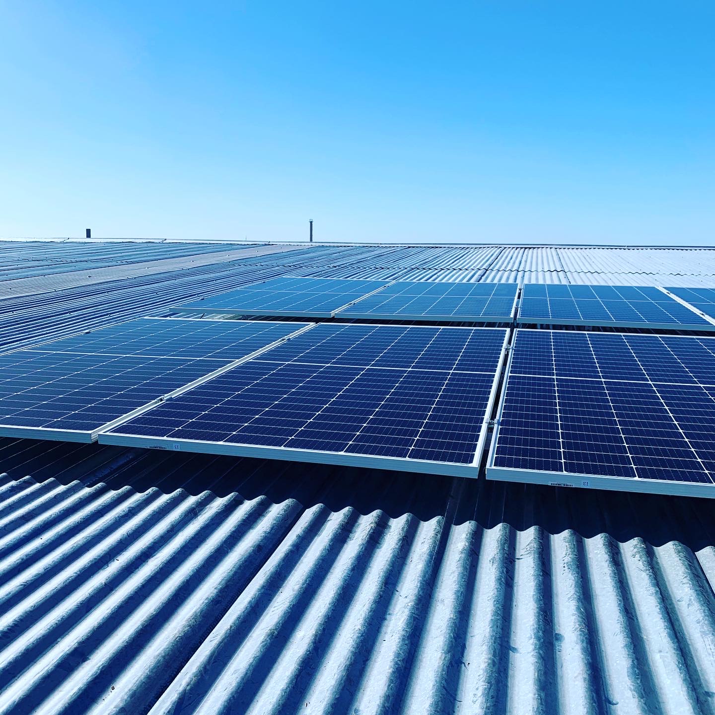 Paneles solares sobre techo de chapa