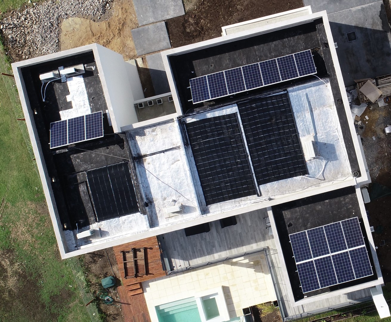 paneles solares sobre techo de una casa